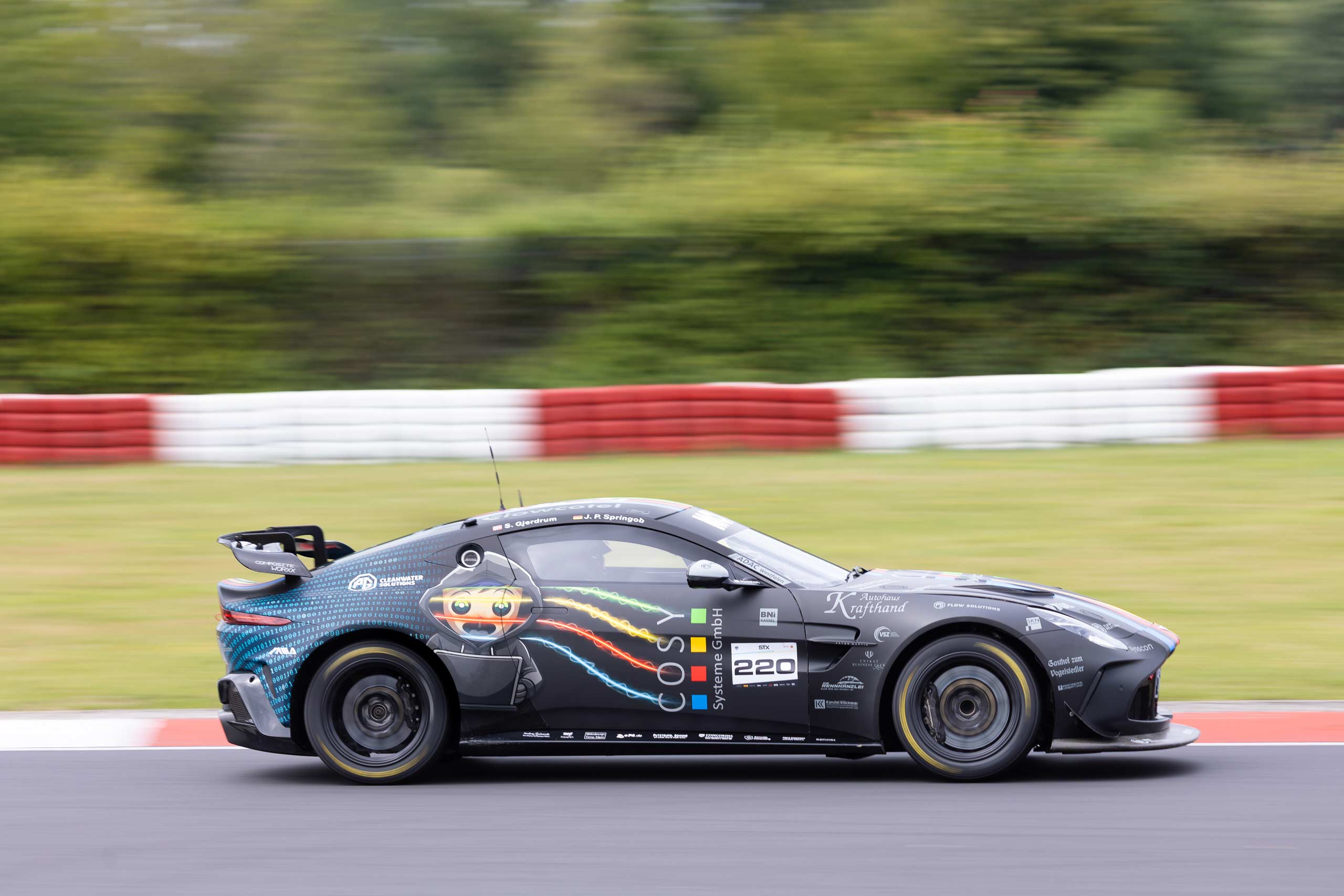 COSY Racing bei ESM Aston Martin Vantage in Aktion