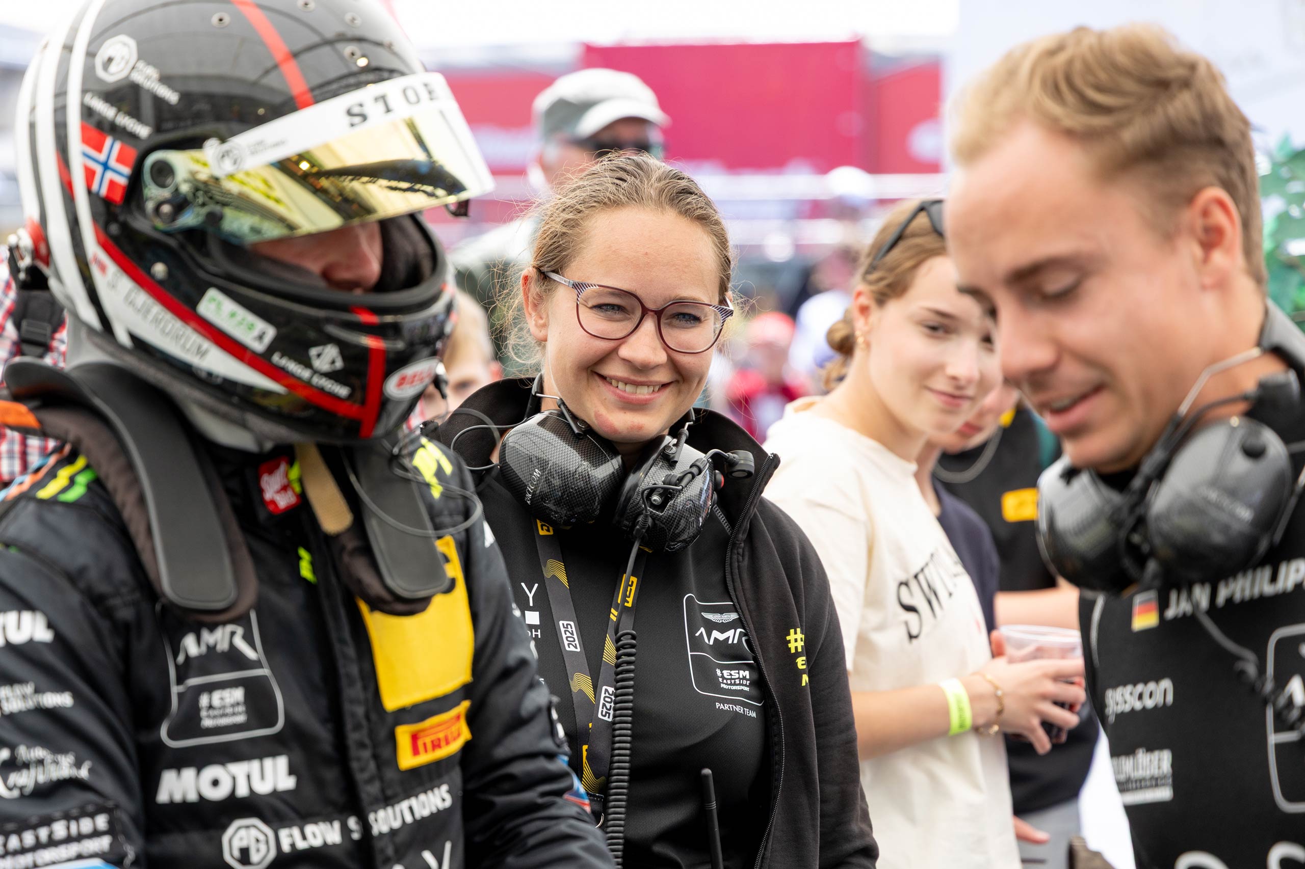 Virginia Möckl mit den beiden Fahrern Storm Gjerdrum (links, mit Helm) und Jan Philipp Springob Virginia Möckl mit den beiden Fahrern Storm Gjerdrum (links, mit Helm) und Jan Philipp Springob